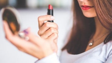 Mau Cantik? 8 Makeup Ini Wajib Dimiliki Cewek