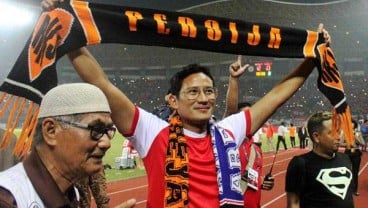 Jakmania Tagih Janji Anies-Sandiaga Bangun Stadion Sekelas Old Trafford