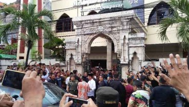 Jokowi Salat Jumat di Masjid An Nur Denpasar