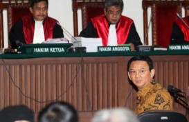 Massa Kontra Serukan Hakim Tolak PK Ahok