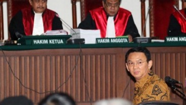 Massa Kontra Serukan Hakim Tolak PK Ahok