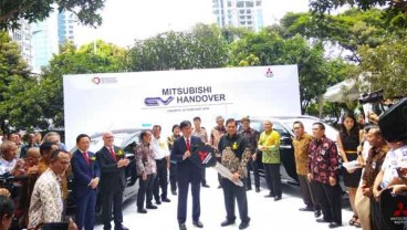 Mitsubishi Serahkan 10 Mobil Listrik ke Indonesia