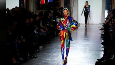 Versace Guncang Milan Fashion Week Dengan Punk