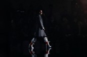 Gaya Urban Chic Berani Prada di Milan Fashion Week 2018