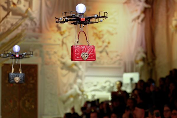 Armada drone membawa desain tas terbaru kreasi Dolce  Gabbana untuk koleksi musim gugur/dingin pada Milan Fashion Week di Milan, Italia, Minggu (25/2)./Reuters-Alessandro Garofalo