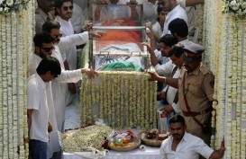 Dibalut Bendera India, Inilah Detik-detik Pemakaman Sridevi