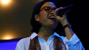 Manggung Bersama Elek Yo Band, Sri Mulyani Keluarkan Suara Emasnya