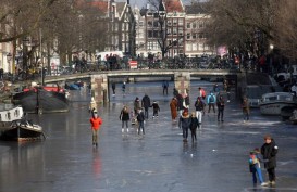 Cuaca Dingin Landa Eropa, Warga Amsterdam Bisa Berseluncur di Kanal Beku