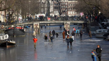 Cuaca Dingin Landa Eropa, Warga Amsterdam Bisa Berseluncur di Kanal Beku