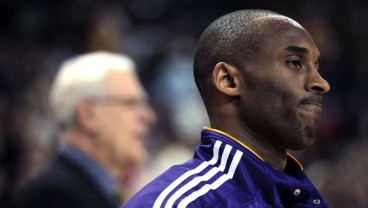 Pebasket Kobe Bryant Raih Piala Oscar