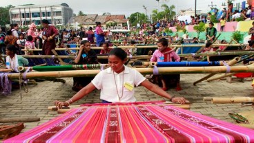 Sebulan, Perajin Tenun Ikat di Kupang Raup Rp50 Juta