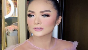 Ini Dia Make Up yang Wajib Dibawa Krisdayanti