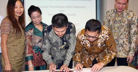 Koordinator Komite Ketua Umum APEI Zaki Mubarak (tengah) bersama Direktur Utama Pefindo Biro Kredit Yohanes Arts Abimanyu (kedua kanan), disaksikan Corporate Secretary Juni Hendry (kanan), Direktur Esekutif APEI Lily Widjaja (kedua kiri) dan Komite Ketua Umum APEI Triny menandatangani naskah kerja sama di Jakarta, Senin (18/12)./JIBI-Abdullah Azzam 