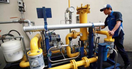 Petugas memeriksa saluran pipa milik PT Perusahaan Gas Negara (Persero) Tbk. di Jakarta./JIBI-Abdullah Azzam