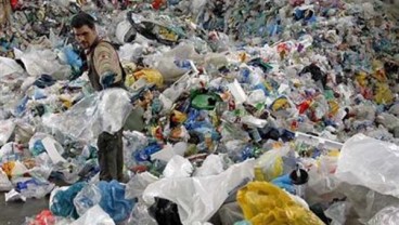 Limbah Plastik dan Gabus Ancam Warga Jakarta