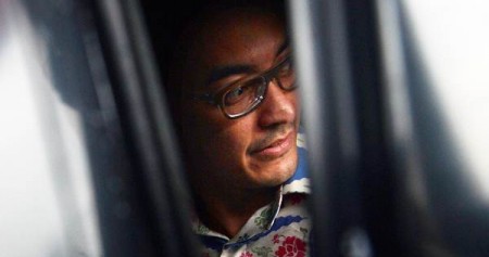 Gubernur Jambi Zumi Zola memasuki mobil seusai menjalani pemeriksaan di gedung KPK, Jakarta, Kamis (15/2/2018)./ANTARA-Wahyu Putro A