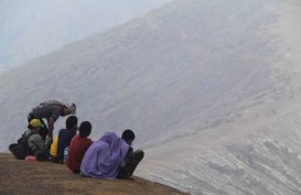 Kawah Ijen Keluarkan Gas Beracun, Warga Mengungsi