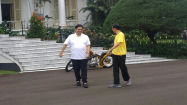 Jokowi Ajak Airlangga Hartarto Lihat Koleksi Motor Modifikasi