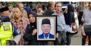 Try Sutrisno : Probosutedjo Sering Bela Soeharto