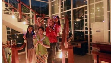 EARTH HOUR: Karyawan dan Tamu Hotel Dafam Semarang Nyanyikan ‘Heal The World’