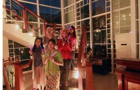 EARTH HOUR: Karyawan dan Tamu Hotel Dafam Semarang Nyanyikan ‘Heal The World’