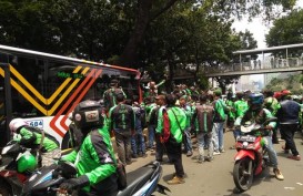 DEMO GOJEK-GRAB : Motor Penuhi Medan Merdeka Barat, Mobil Pribadi Masuk Jalur Busway