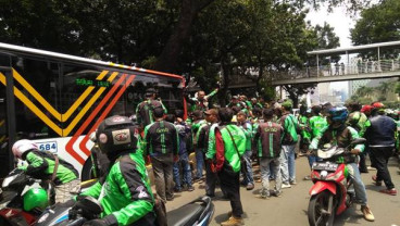 DEMO GOJEK-GRAB : Motor Penuhi Medan Merdeka Barat, Mobil Pribadi Masuk Jalur Busway