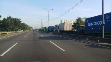 Jelang Pelarangan, Truk "Parkir" di Tol Cikunir