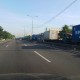 Jelang Pelarangan, Truk "Parkir" di Tol Cikunir