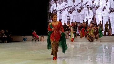Keanggunan Menteri Susi Catwalk Berbalut Busana Anne Avantie
