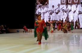 Begini Anggunnya Menteri Susi Pudjiastuti Berkebaya Catwalk di Fashion Show Anne Avantie