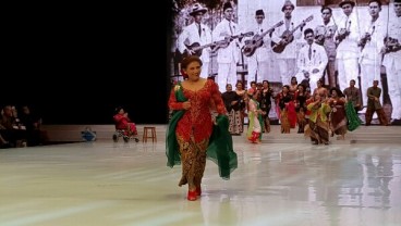 Begini Anggunnya Menteri Susi Pudjiastuti Berkebaya Catwalk di Fashion Show Anne Avantie