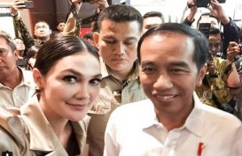 Begini Gaya Luna Maya Swafoto Bersama Jokowi