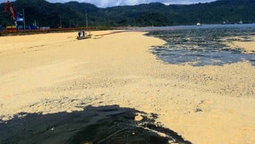 Minyak Sawit Tumpah, Lalu Lintas Padang Solok Terganggu Akibat Jalan Licin