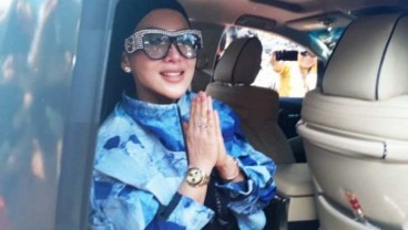 Kepanasan, Syahrini Buka Jaket di Sidang First Travel