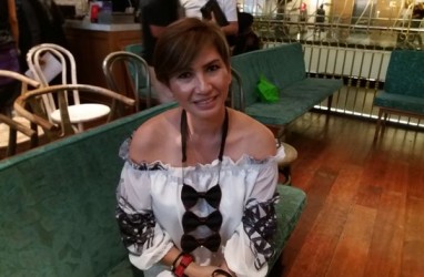 Decy Ramona Bawa Kain Motif Khas Toraja ke Pekan Mode Dubai 2018