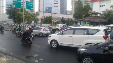 Taksi Diseruduk Dump Truck, Jalan Layang Stasiun Karet Ditutup