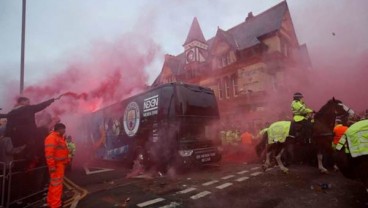 Fans Lempari Bus Manchester City, UEFA Denda Liverpool