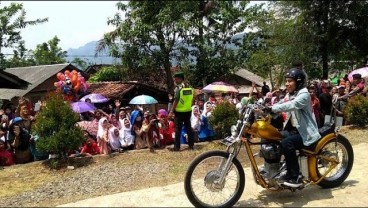 Warga Desa "Selfie" Bareng Motor Chopper Jokowi