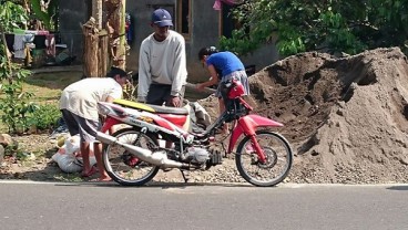 Seorang Gadis di Salatiga Rela Angkat Cangkul Demi Bantu Ortu