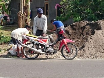 Seorang Gadis di Salatiga Rela Angkat Cangkul Demi Bantu Ortu