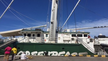 Rainbow Warrior Sandar di Benoa Tolak PLTU Celukan Bawang