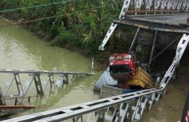 Jembatan Widang Penghubung Lamongan-Tuban Ambrol, Truk Ikut Tercebur