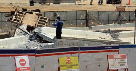 Tim Laboratorium Forensik Polda Jatim melakukan penyelidikan di lokasi girder proyek Strategis Nasional (PSN) jalan tol Pasuruan - Probolinggo (Paspro) yang ambruk di Desa Cukurgondang, Grati, Pasuruan, Jawa Timur, Senin (30/10)./ANTARA-Umarul Faruq