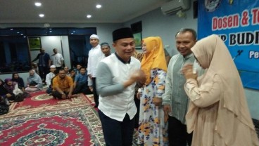 IKIP Budi Utomo Beri Reward Umroh Karyawan Berdedikasi