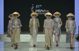 Lenggok Model Cantik Tampilkan 6 Set Busana Denny Wirawan di JF3 2018