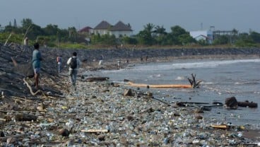 Dinas Lingkungan Denpasar Kumpulkan 32 Kubik Sampah dari Pesisir Sanur