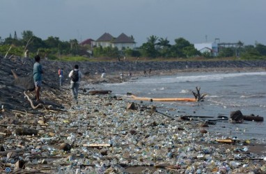 Dinas Lingkungan Denpasar Kumpulkan 32 Kubik Sampah dari Pesisir Sanur