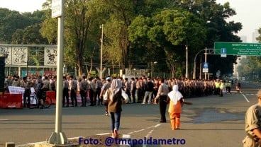 HARI BURUH: Orasi di Taman Pandang Monas Dijaga Ketat