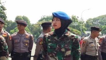 HARI BURUH: Barisan TNI Wanita Cantik Bantu Pengamanan